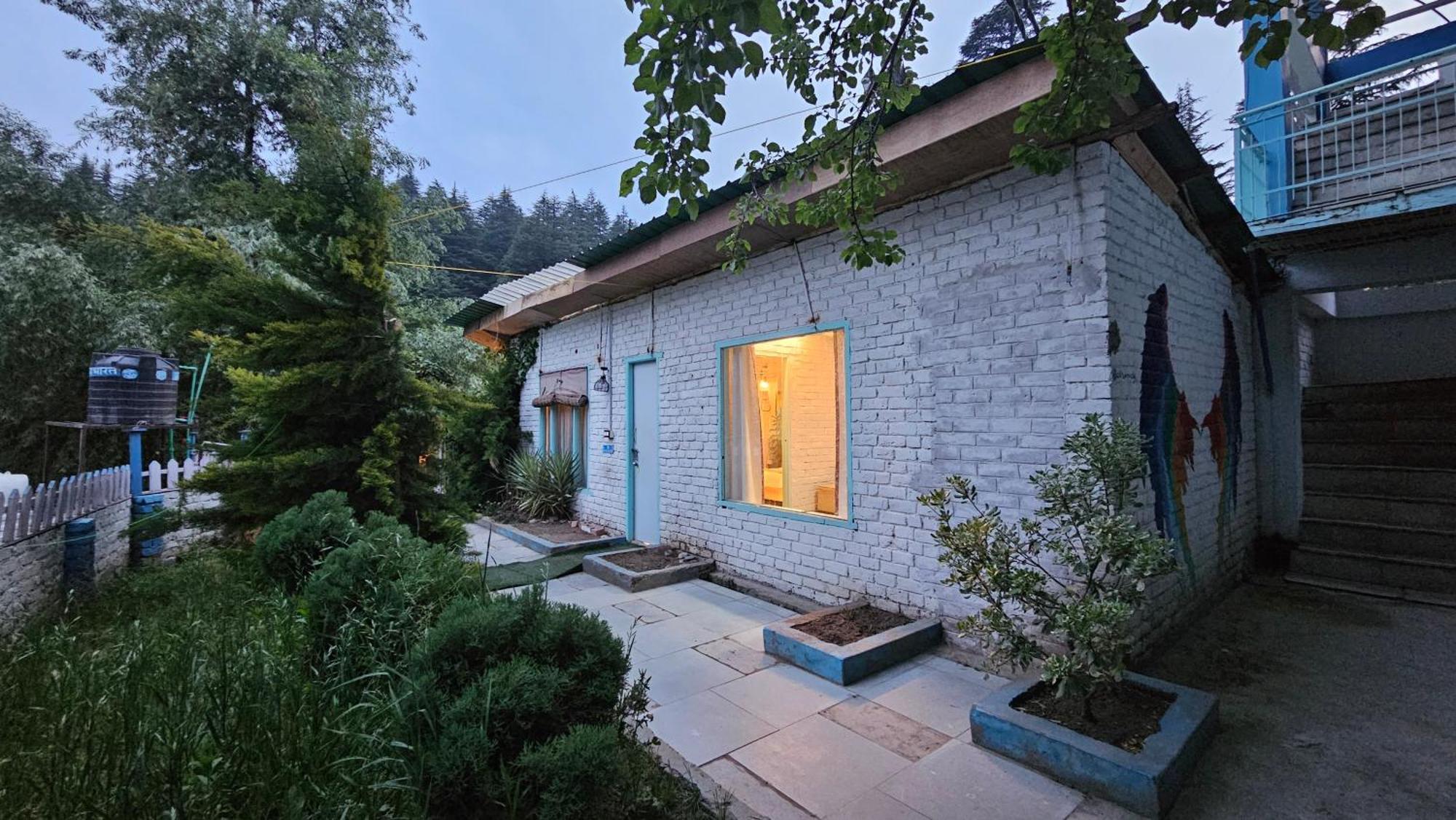 Apple Flower By Rohtang Family Hotels- Balcony & Mountain View, Near Mall Road, Personal Parking Hotel