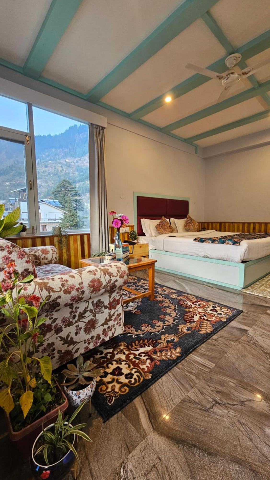 Apple Flower By Rohtang Family Hotels- Balcony & Mountain View, Near Mall Road, Personal Parking Hotel