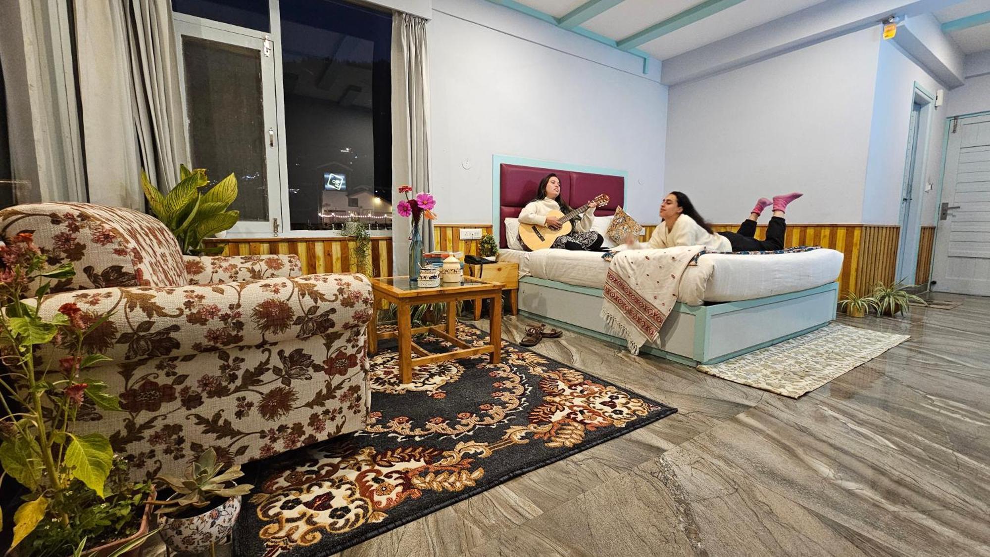 Apple Flower By Rohtang Family Hotels- Balcony & Mountain View, Near Mall Road, Personal Parking Hotel Manali (Himachal Pradesh)