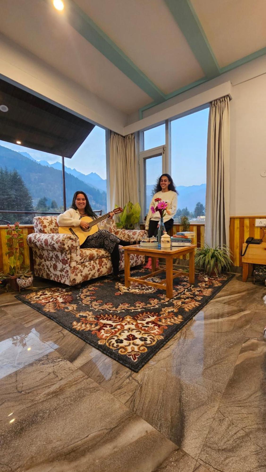 Apple Flower By Rohtang Family Hotels- Balcony & Mountain View, Near Mall Road, Personal Parking Hotel Manali (Himachal Pradesh)