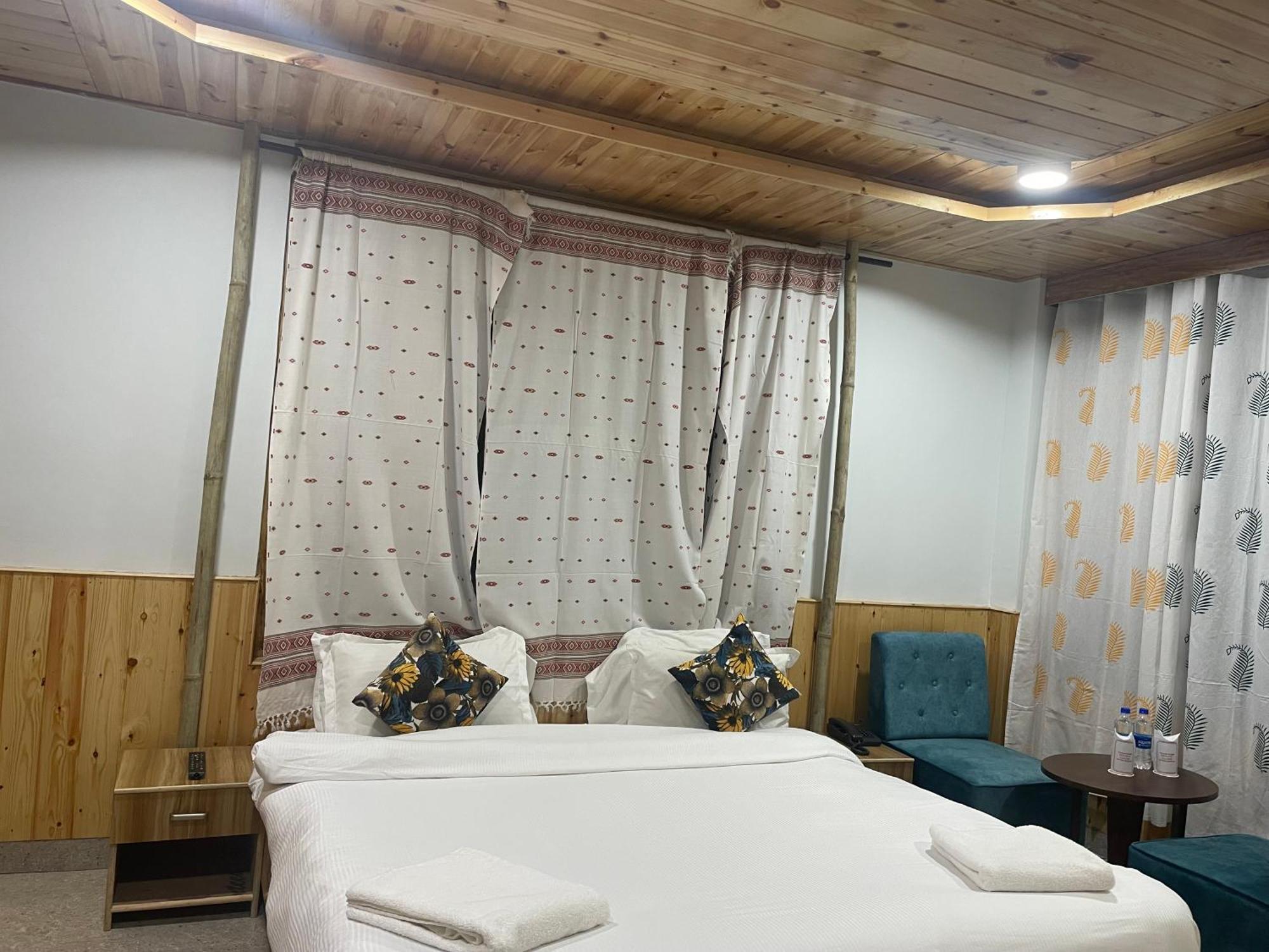 Apple Flower By Rohtang Family Hotels- Balcony & Mountain View, Near Mall Road, Personal Parking Hotel Manali (Himachal Pradesh)