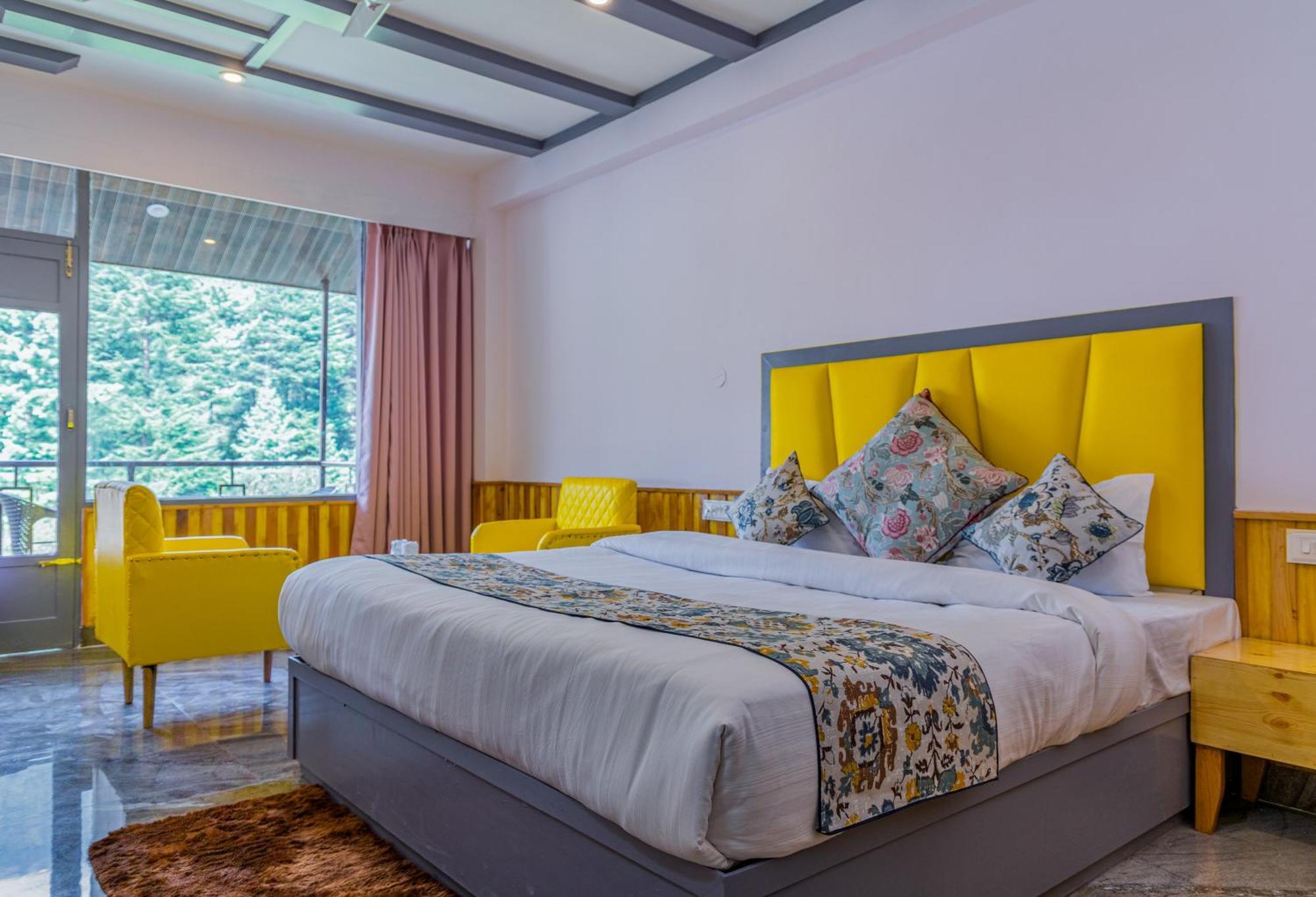 Apple Flower By Rohtang Family Hotels- Balcony & Mountain View, Near Mall Road, Personal Parking Hotel