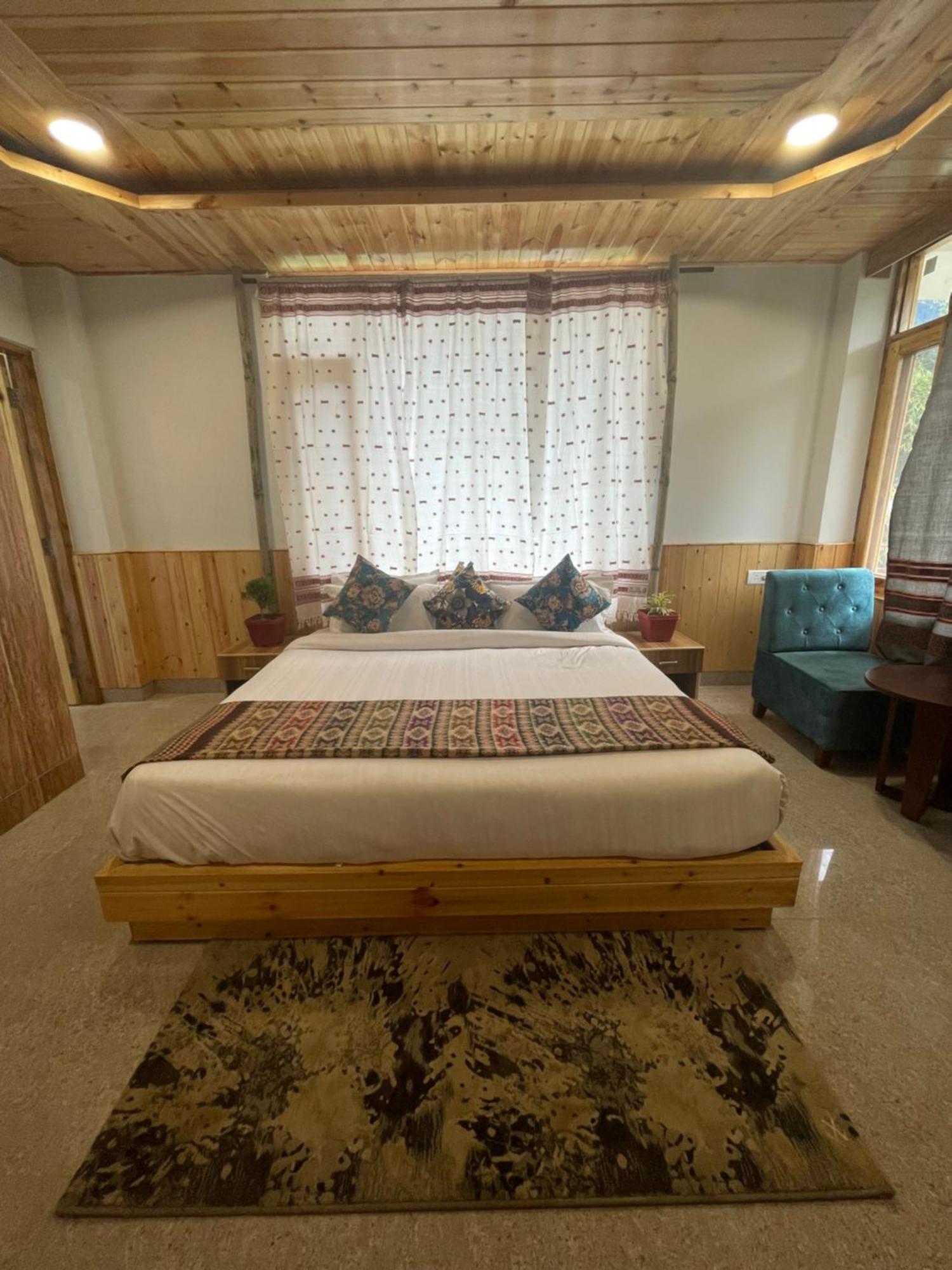 Apple Flower By Rohtang Family Hotels- Balcony & Mountain View, Near Mall Road, Personal Parking 4* Manali (Himachal Pradesh)