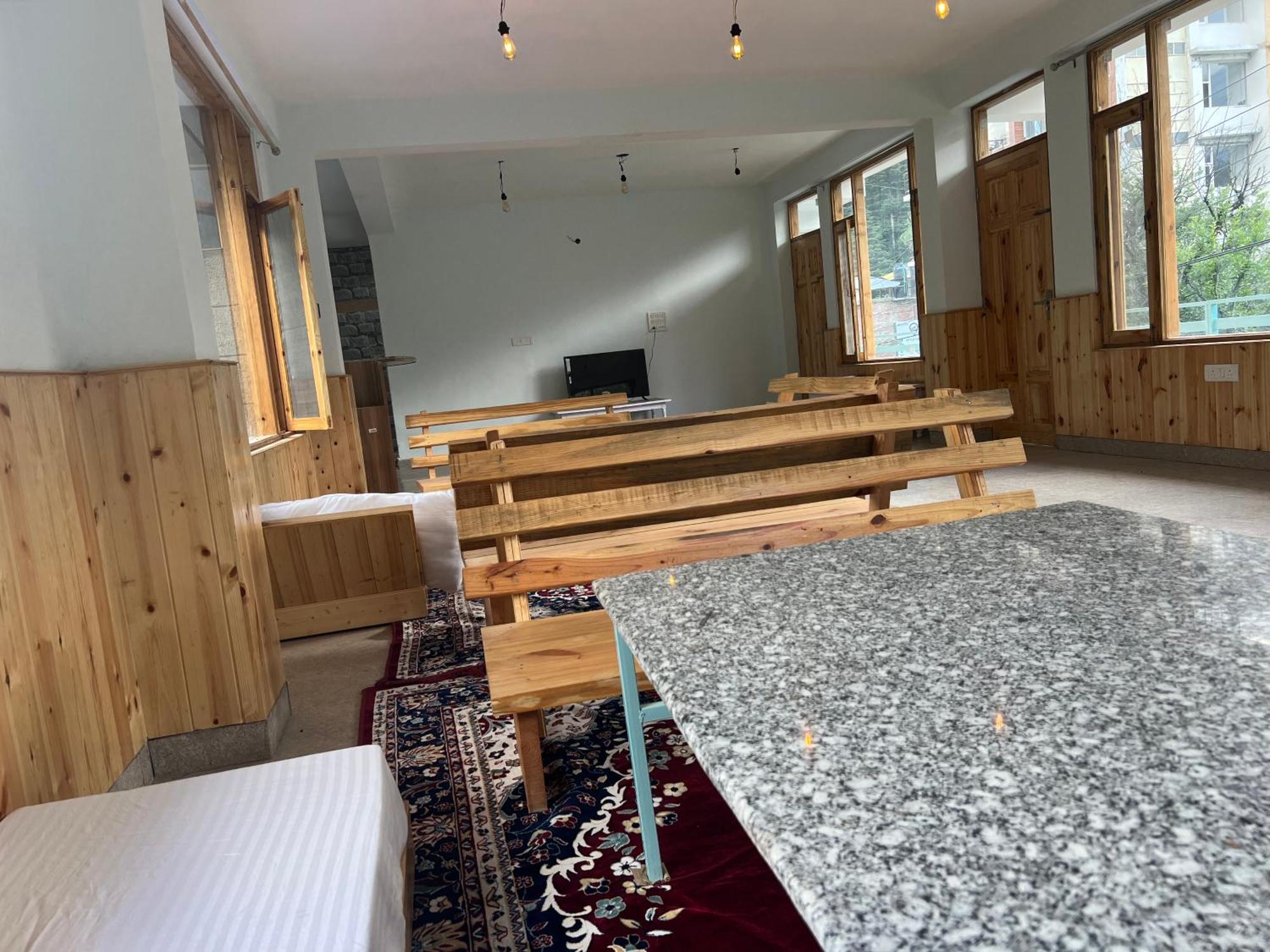 Apple Flower By Rohtang Family Hotels- Balcony & Mountain View, Near Mall Road, Personal Parking