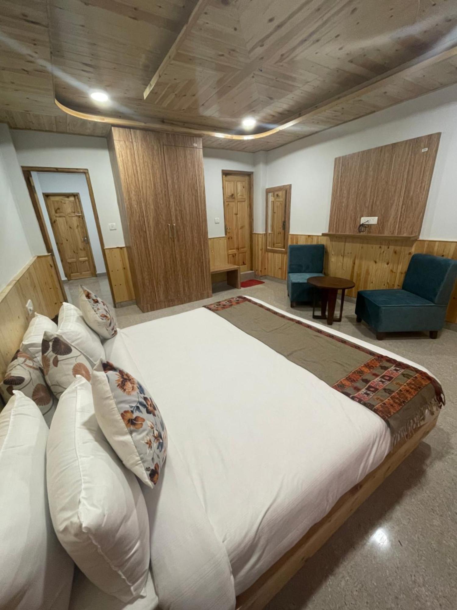 Apple Flower By Rohtang Family Hotels- Balcony & Mountain View, Near Mall Road, Personal Parking 4*