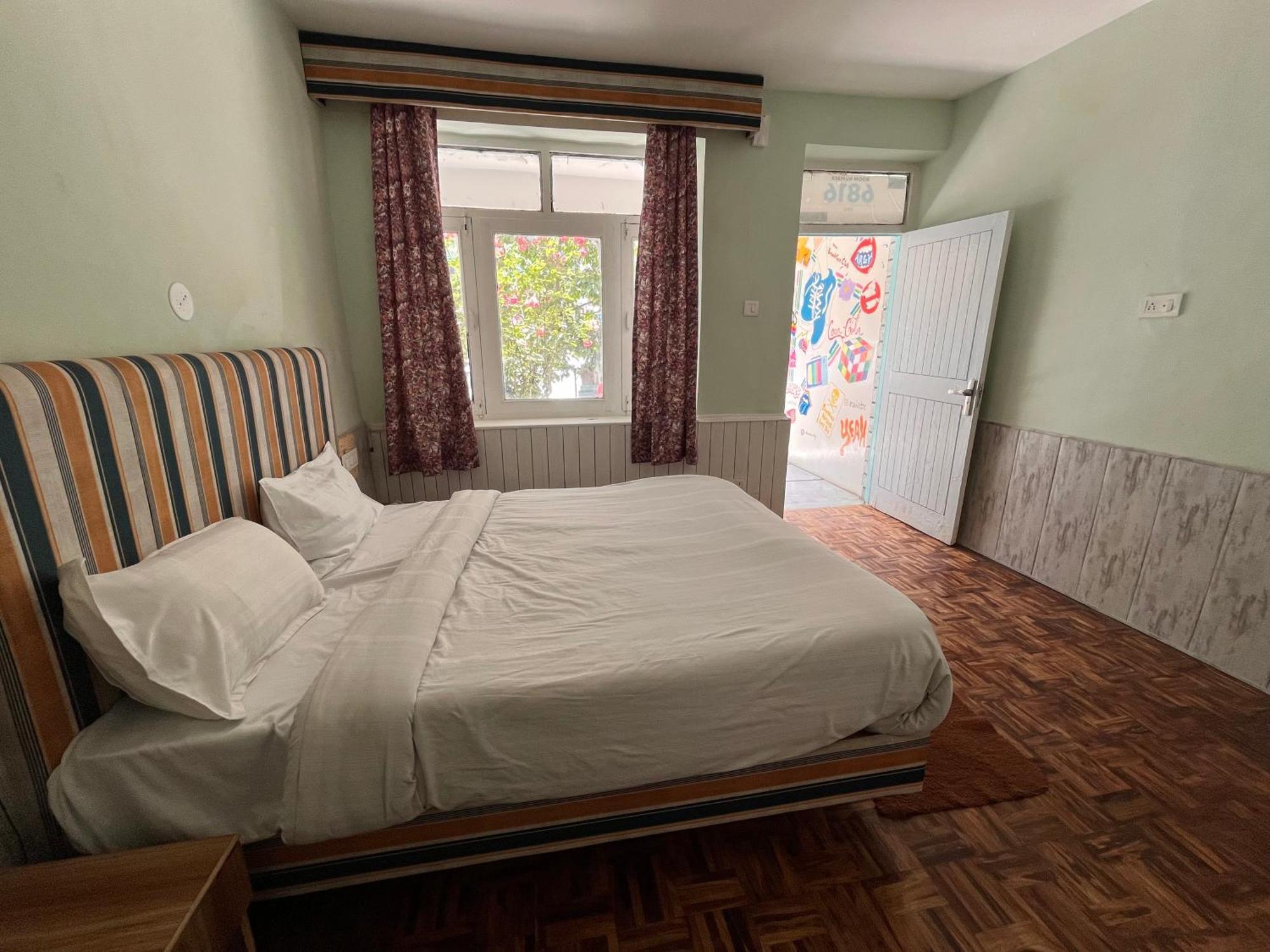 Hotel Apple Flower By Rohtang Family Hotels- Balcony & Mountain View, Near Mall Road, Personal Parking Manali (Himachal Pradesh)