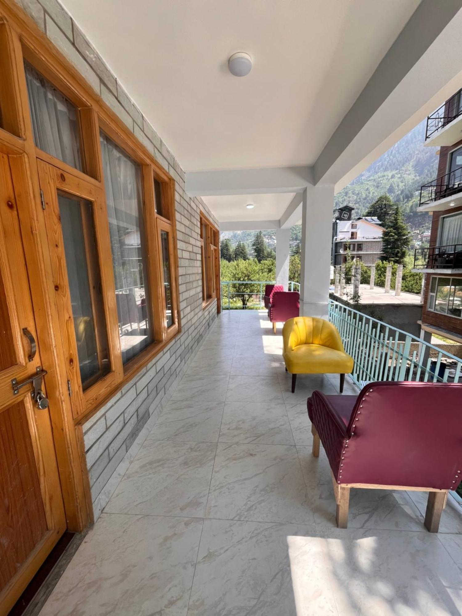 Hotel Apple Flower By Rohtang Family Hotels- Balcony & Mountain View, Near Mall Road, Personal Parking Manali (Himachal Pradesh)
