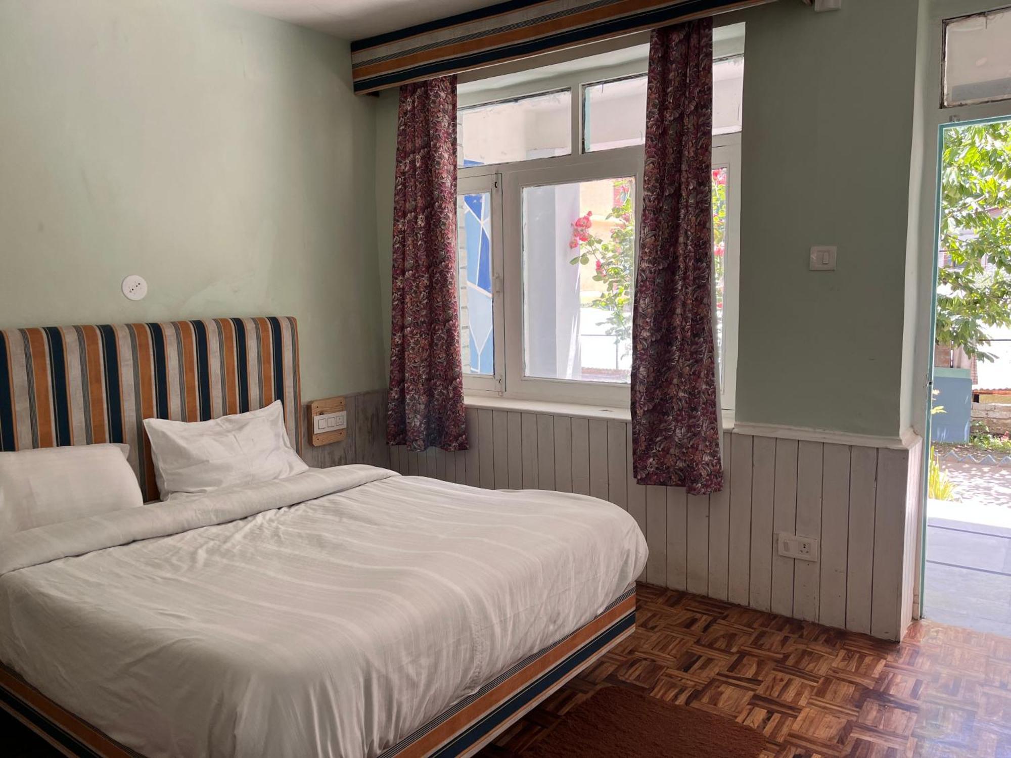 Apple Flower By Rohtang Family Hotels- Balcony & Mountain View, Near Mall Road, Personal Parking 4*