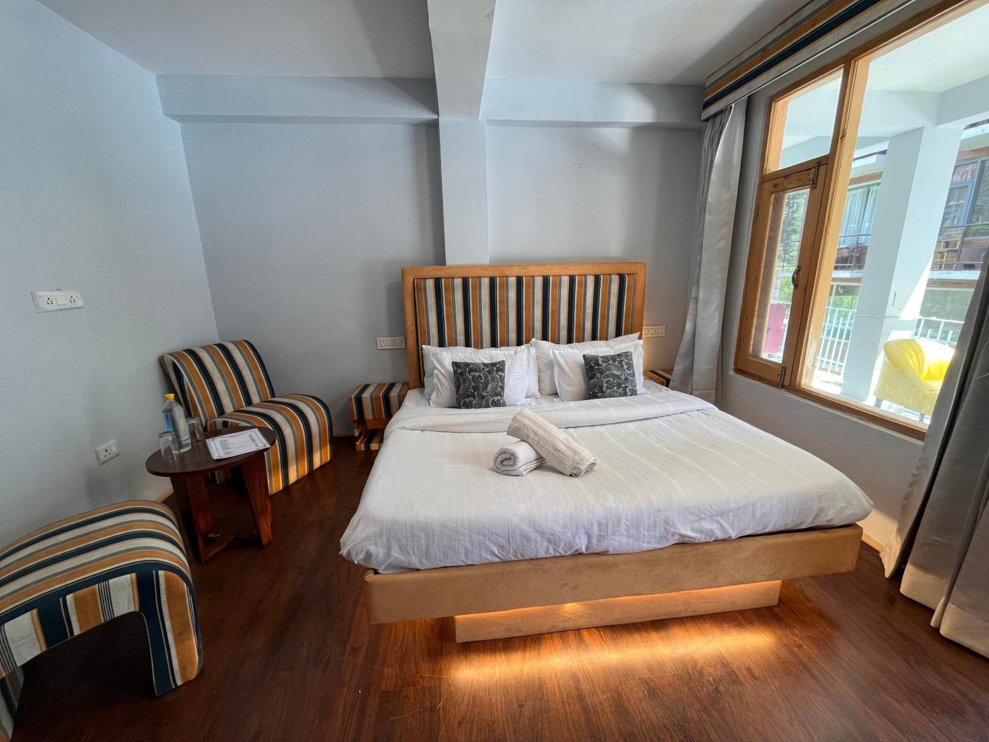 Apple Flower By Rohtang Family Hotels- Balcony & Mountain View, Near Mall Road, Personal Parking Manali (Himachal Pradesh)