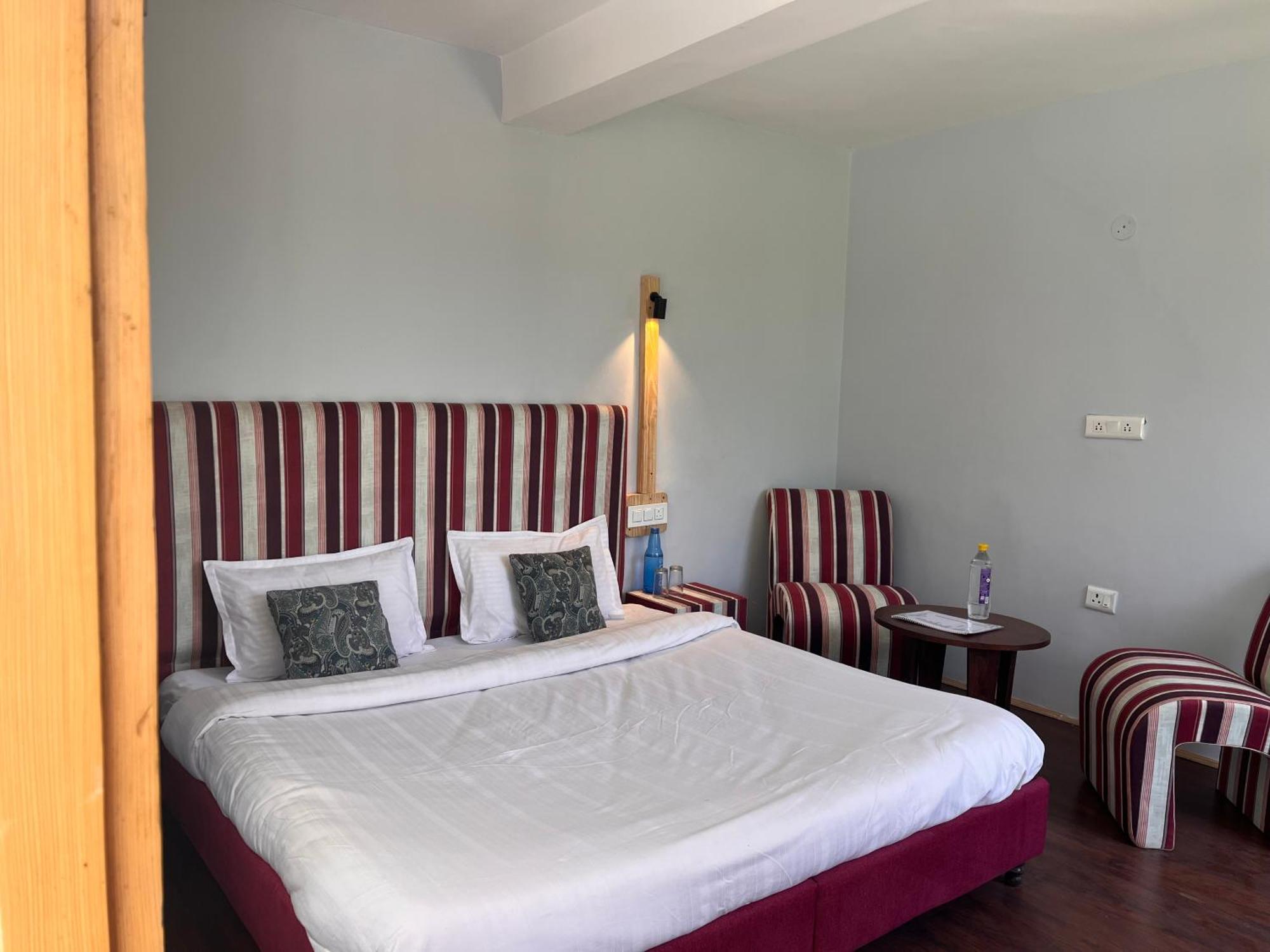 Apple Flower By Rohtang Family Hotels- Balcony & Mountain View, Near Mall Road, Personal Parking Manali (Himachal Pradesh)
