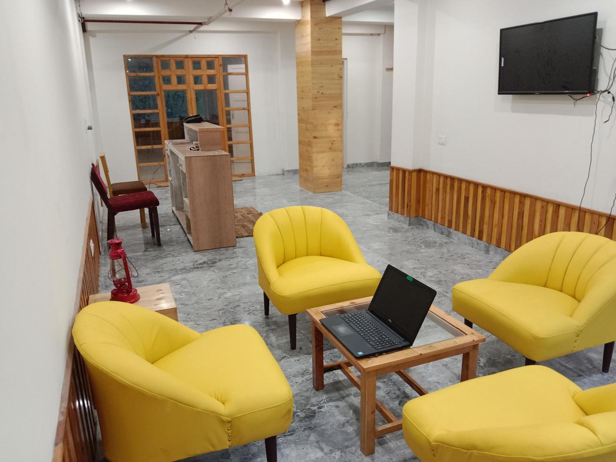 Apple Flower By Rohtang Family Hotels- Balcony & Mountain View, Near Mall Road, Personal Parking Manali (Himachal Pradesh)